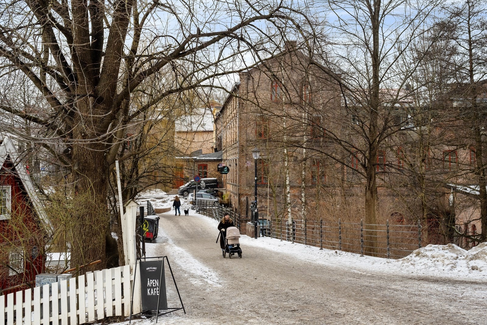 Anne på Landet er en sjarmerende og populær kafé på Løkka, kjent for sin hyggelige atmosfære og gode, hjemmelagde retter. Galleribilde