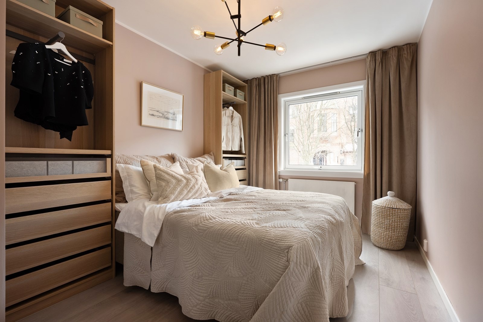 Stort og behagelig hovedsoverom med god plass til stor seng og garderobeskap. Galleribilde