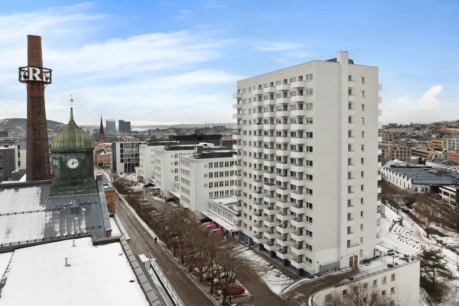 Pent opparbeidet fellestomt med plen, beplantning og asfalterte gangveier. Galleribilde