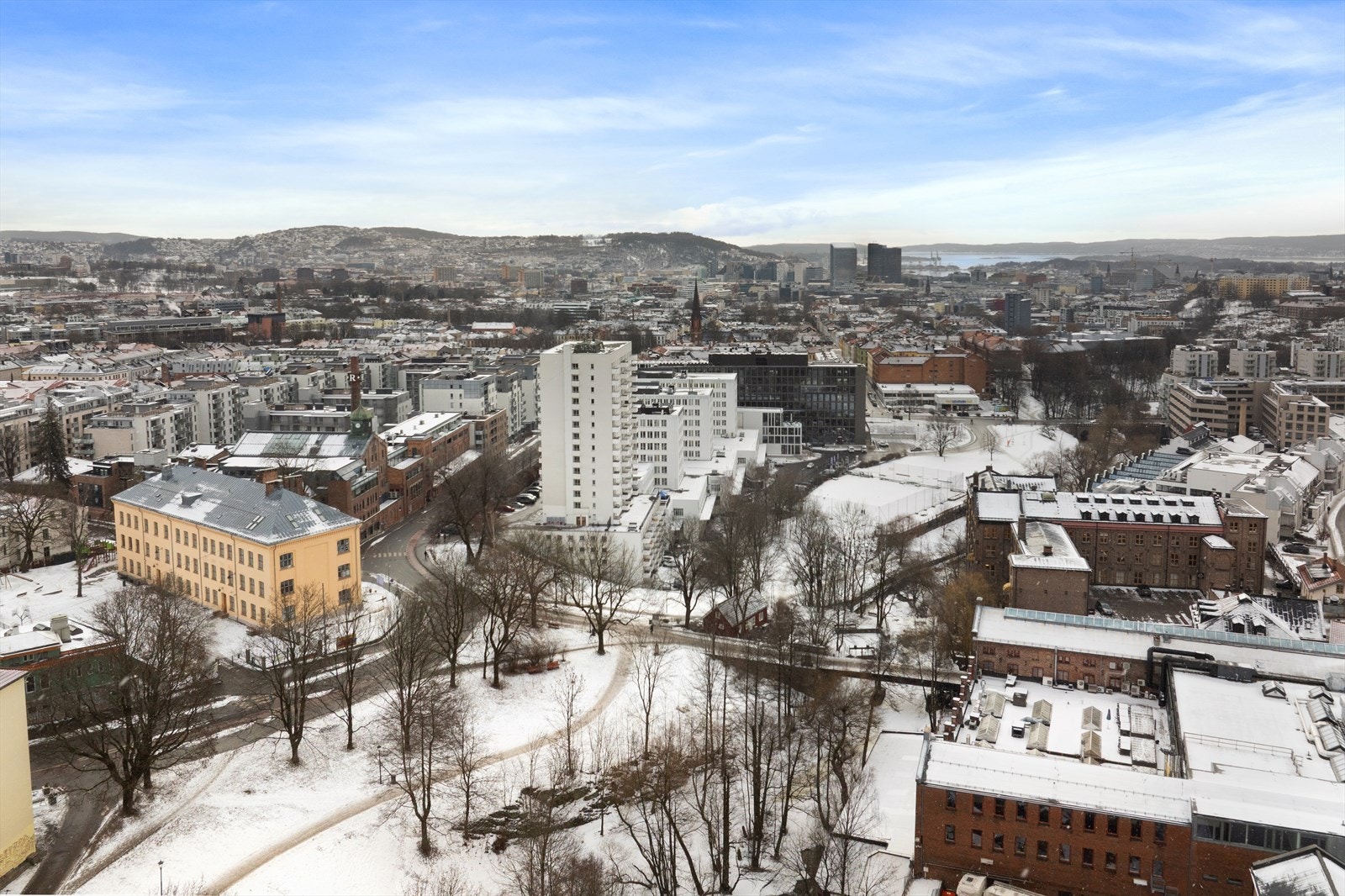 Borettslaget har 30 utendørs P-plasser, 32 garasjeplasser og 7 mc-plasser i garasje. Videre har borettslaget 3 gjesteparkeringsplasser. Galleribilde