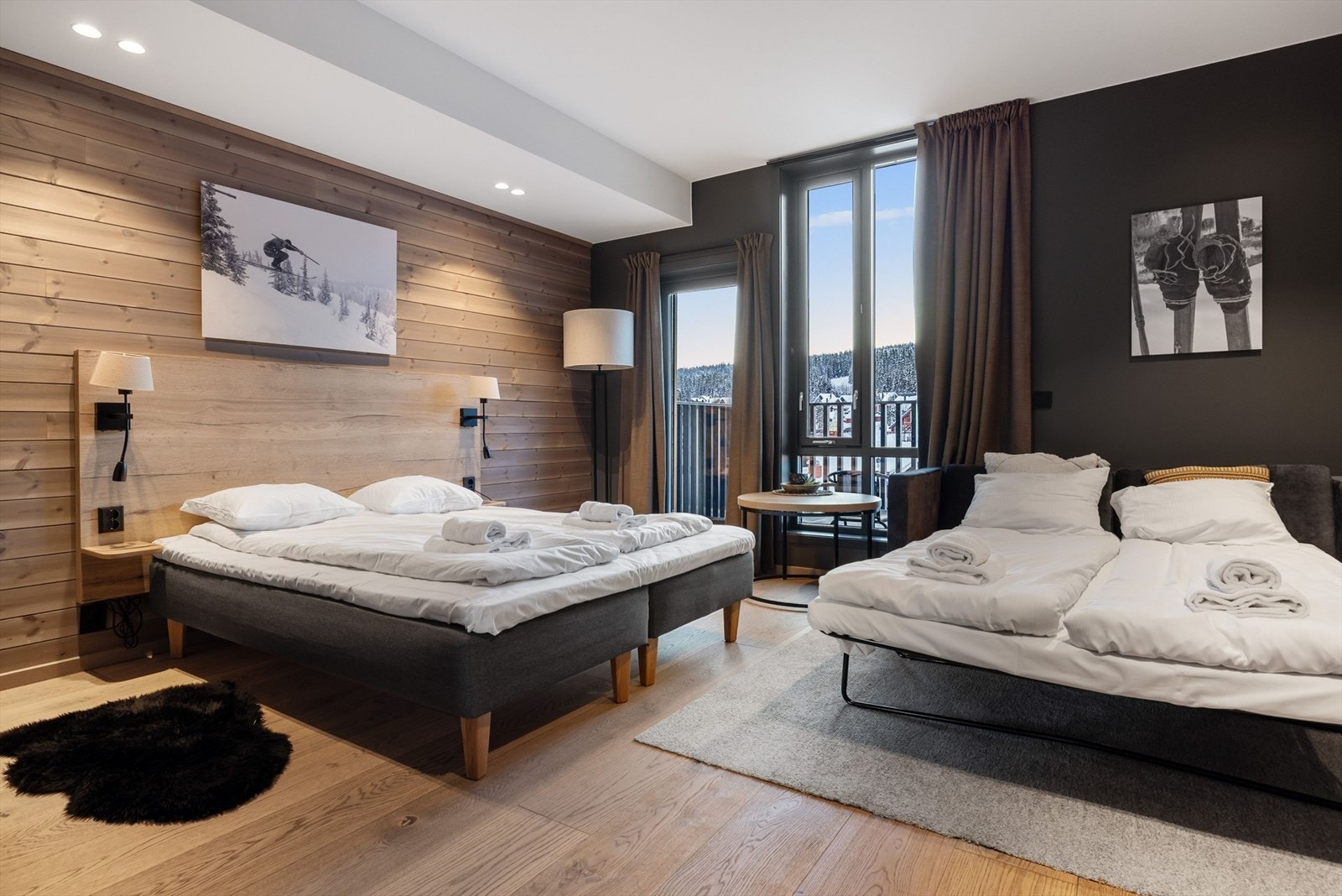 Leiligheten har et praktisk oppholdsrom med dobbeltseng og sovesofa for ekstra sengeplasser. Galleribilde