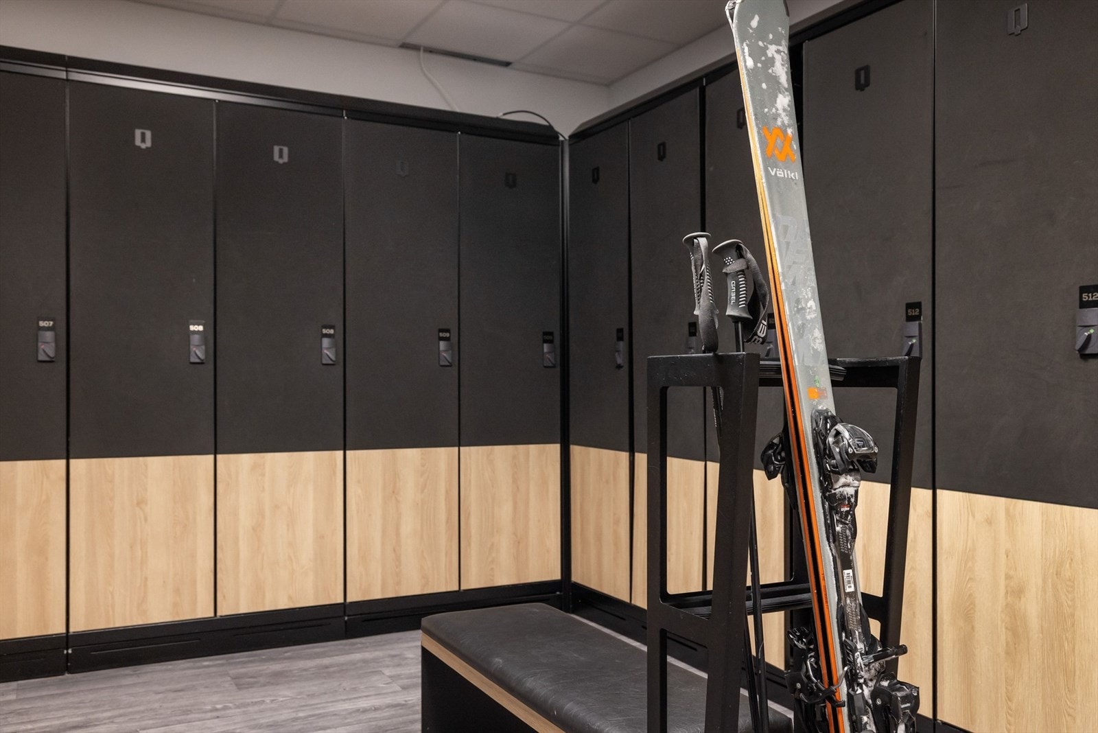 Leiligheten disponerer 2 skiskap i felles skirom, i tillegg til en parkeringsplass med el-billader i felles parkeringskjeller. Galleribilde