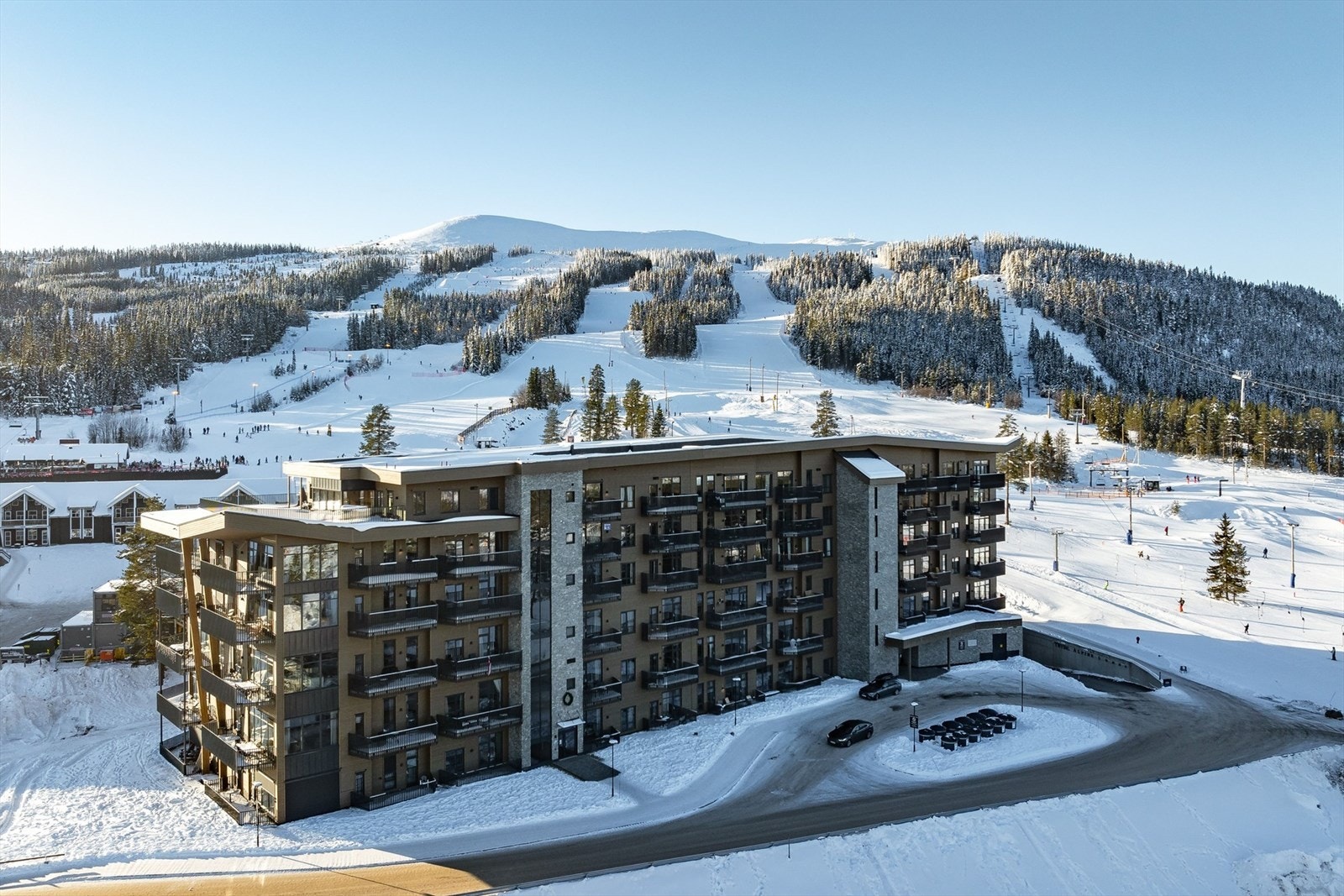 Det er kort avstand til både Radisson Blui Hotell, velkomstsenteret, dagligvarebutikk og Peppes Pizza. Galleribilde