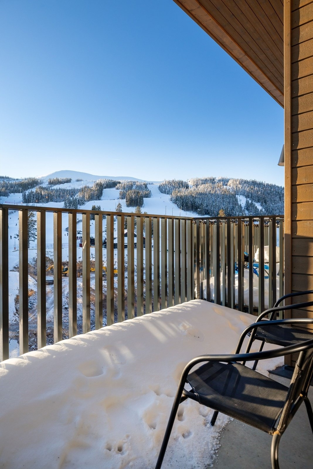 På balkongen kan man sitte i timesvis og bare nyte den deilige solen og utsikten. Galleribilde