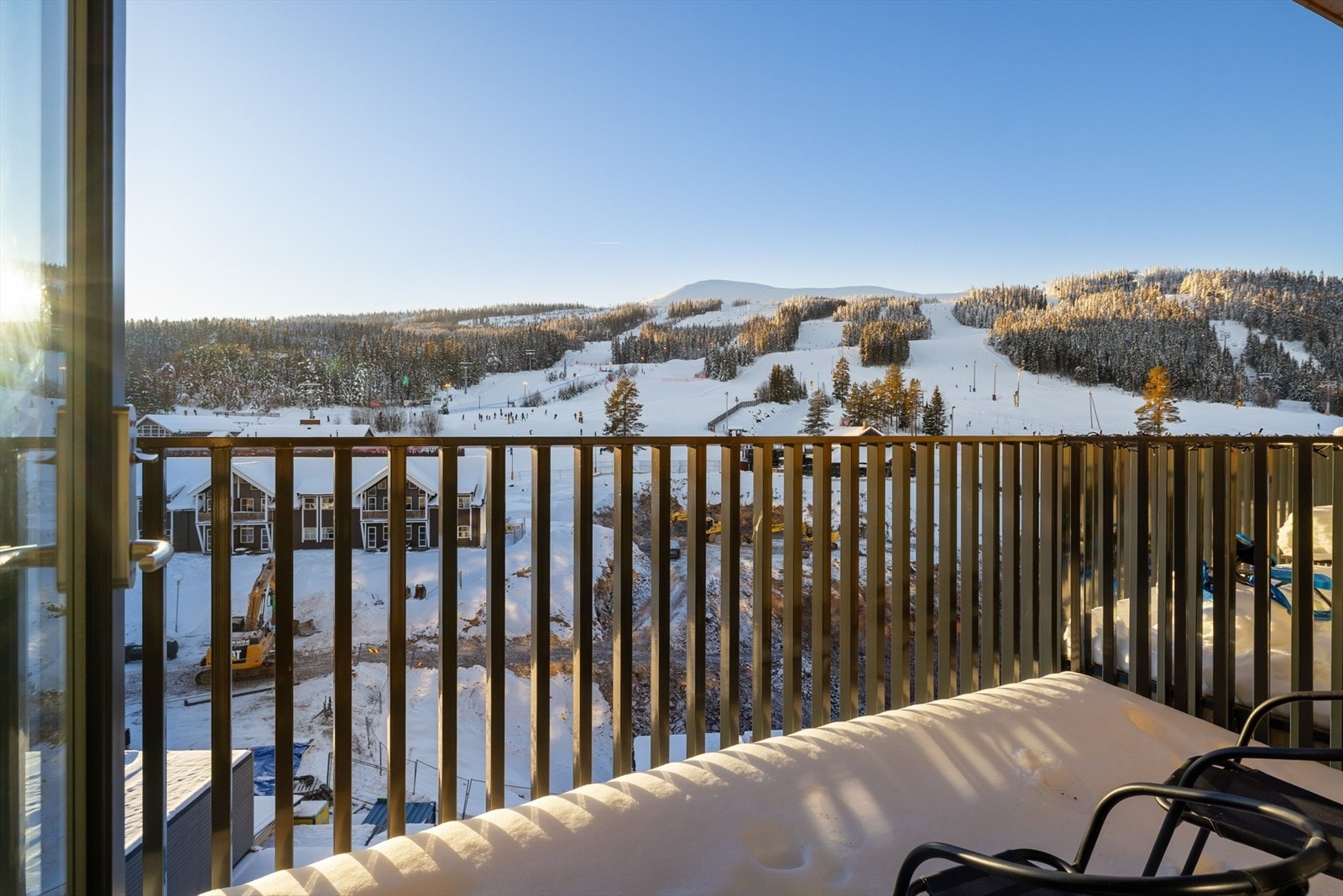 Fra stuen er det utgang til en solrik balkong med nydelig utsikt mot Trysilfjellet og alpinbakken. Galleribilde