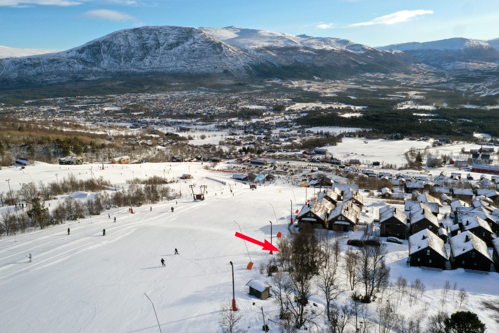 Det er ca. 3 km inn til Oppdal sentrum, hvor man finner en rekke servicefasiliteter. Galleribilde