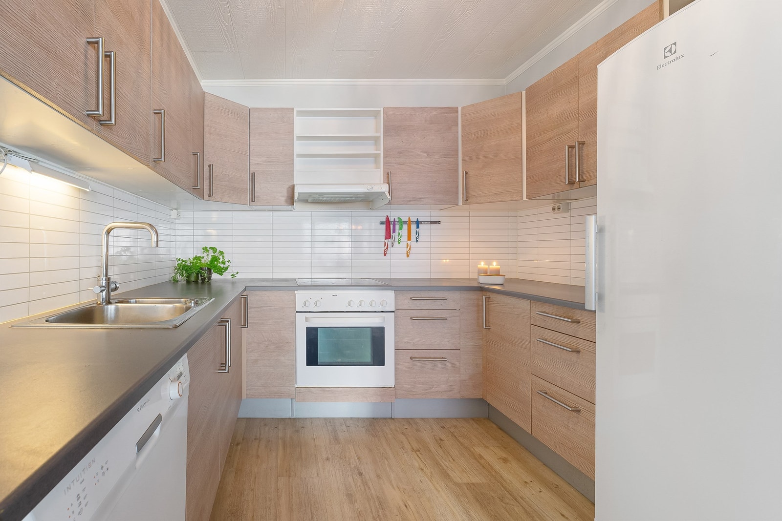 Fint kjøkken med mye skap- og benkeplass Galleribilde