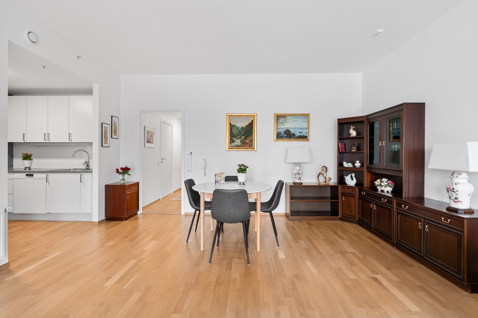 God plass til spisestue Galleribilde