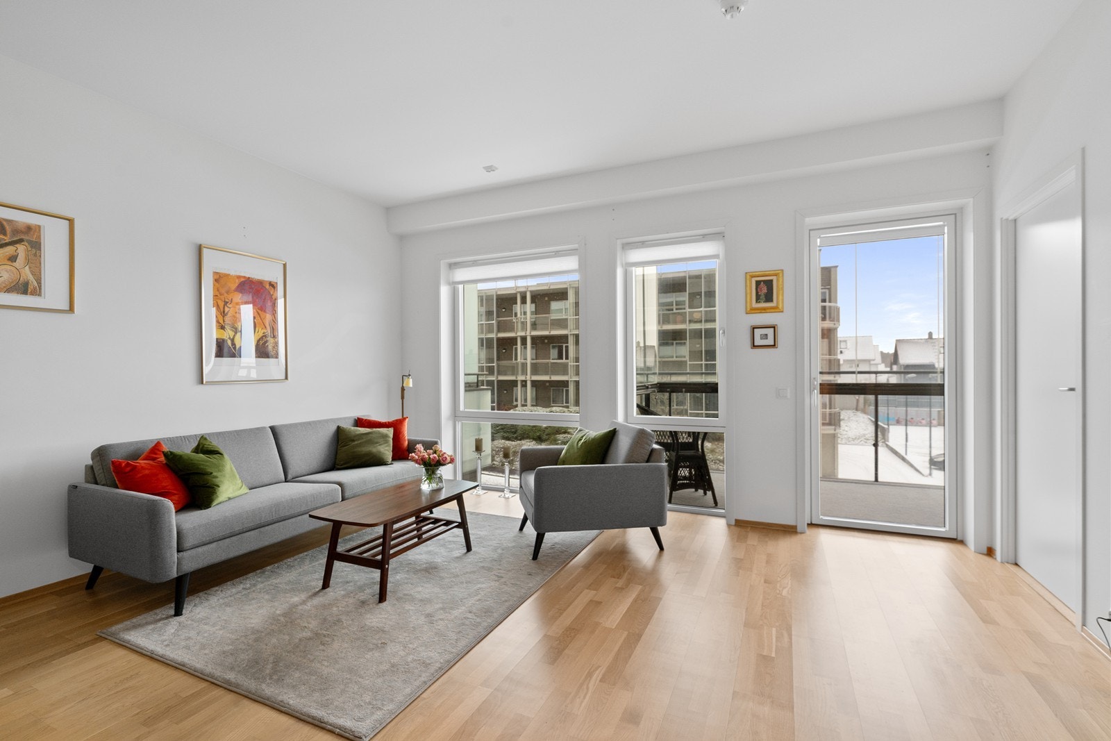 Stue med utg til innglasset balkong Galleribilde