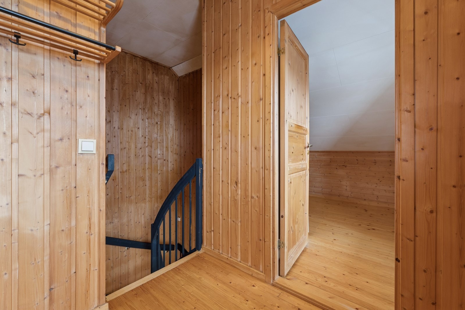 Loftsplanet har trepanel på veggene og furugulv. Galleribilde