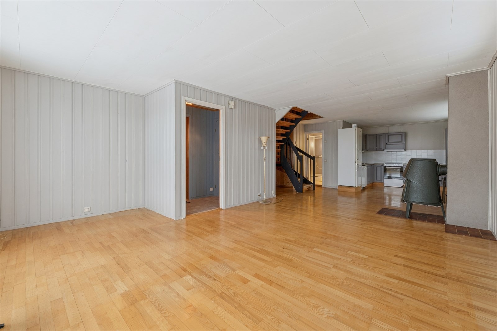 Boligen har en praktisk planløsning med enkel standard og trenger et løft, utfra dagens standard å regne. Galleribilde