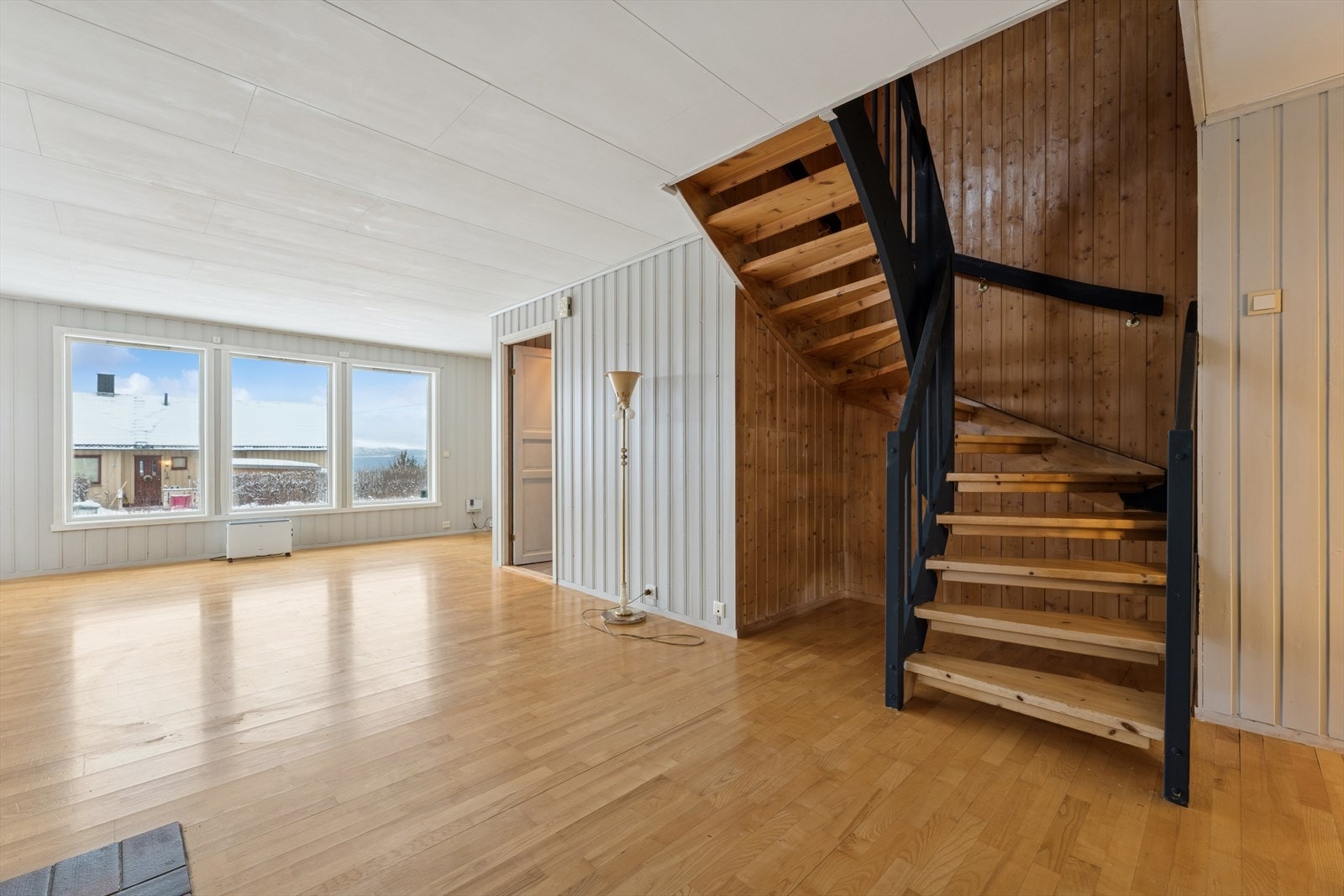 Den malte tretrappen forbinder de to etasjene i boligen. Galleribilde