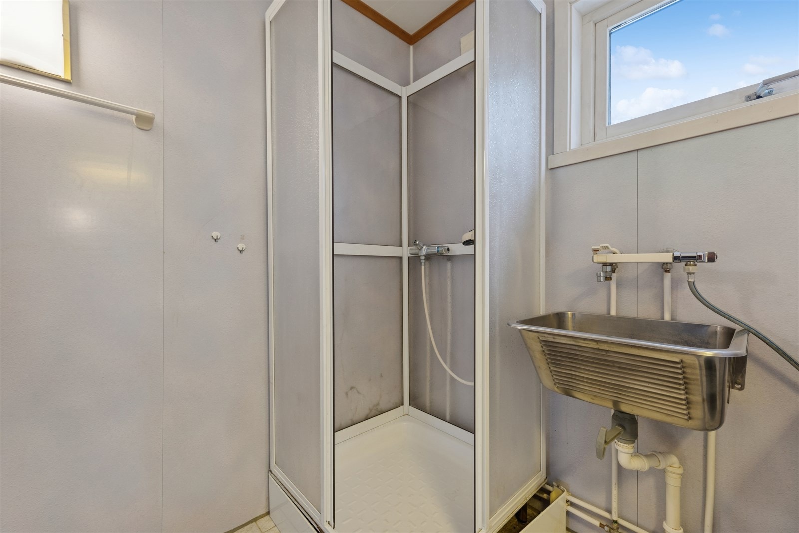 Badet har plass til bla. toalett, dusjkabinett, skyllekum og baderomsinnredning. Galleribilde