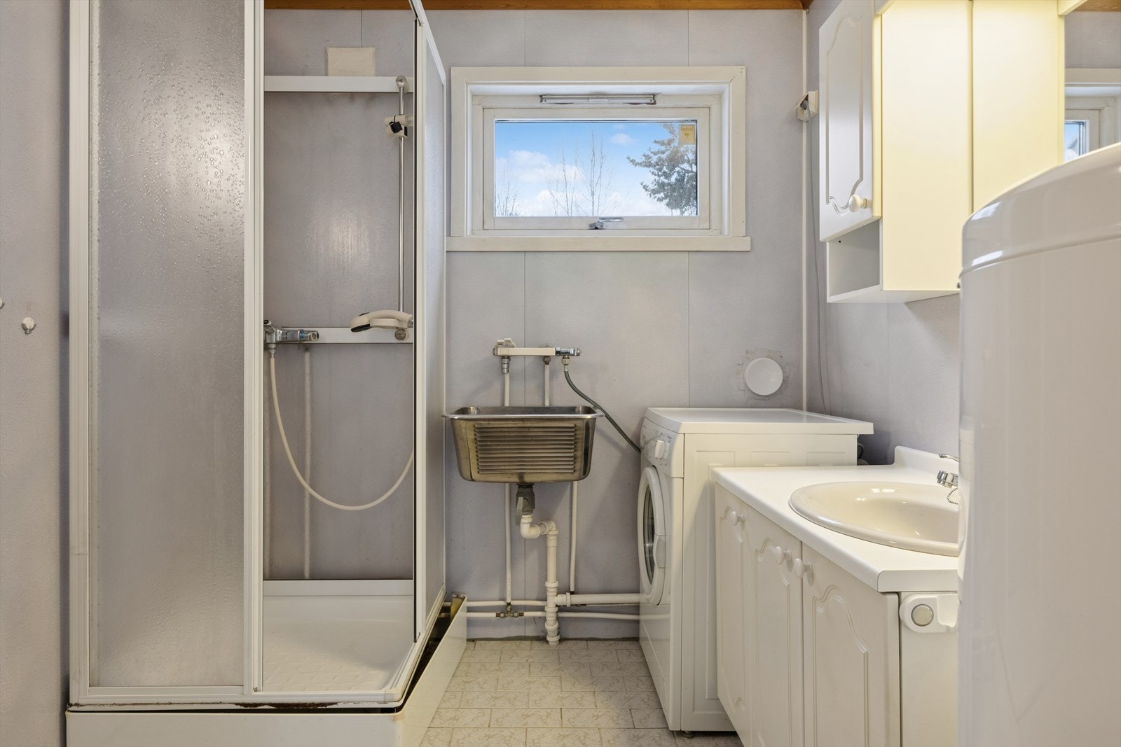 Eldre bad plassert i første etasje, som kombineres med vaskerom og har opplegg for vaskemaskin. Galleribilde