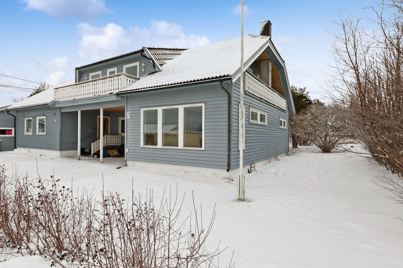 Tomten er opparbeidet med gårdsplass og hage, som i utgangspunkt er fellesområde for de to enhetene. Galleribilde