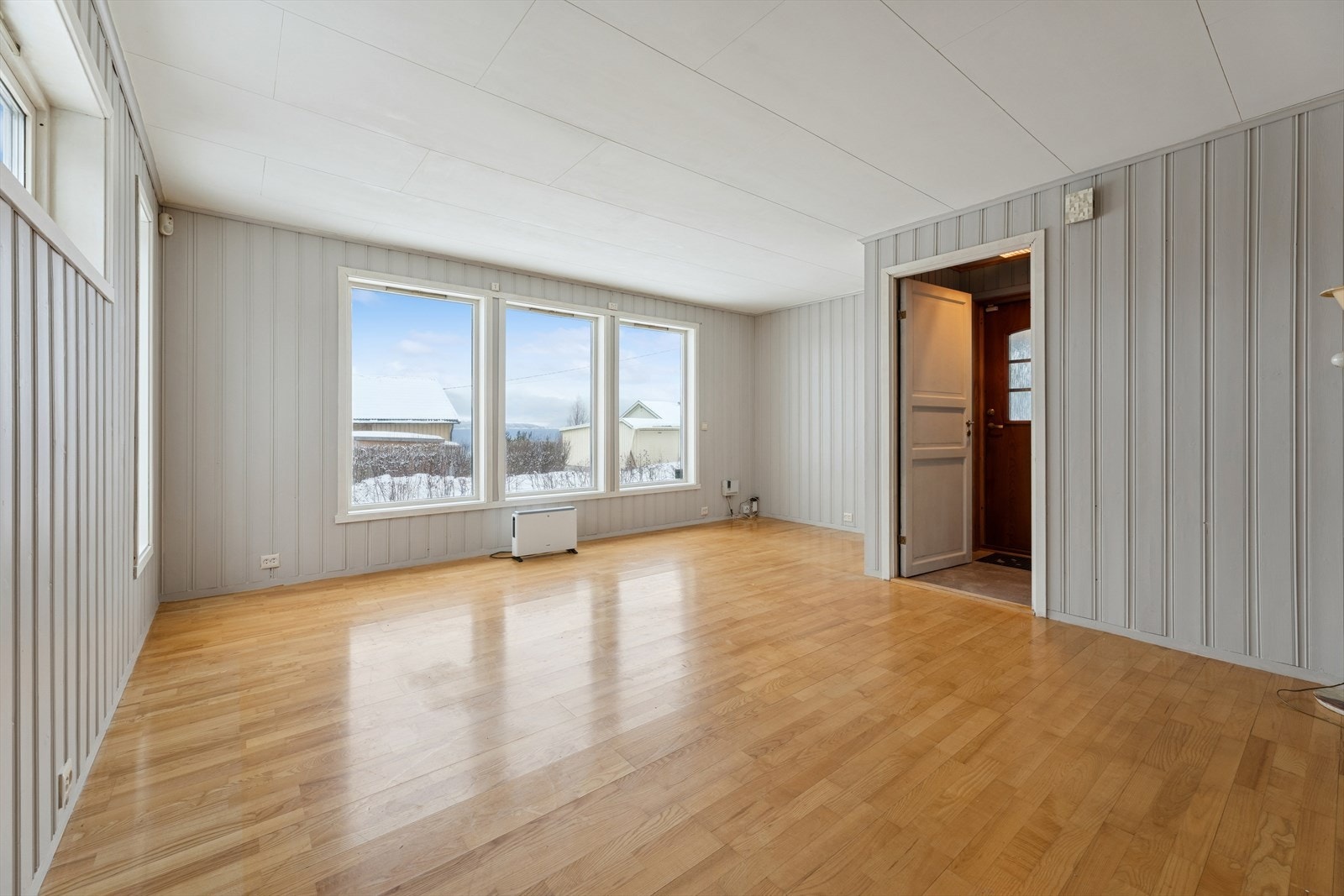 Bolig over to plan med en møbleringsvennlig stue i første etasje. Galleribilde