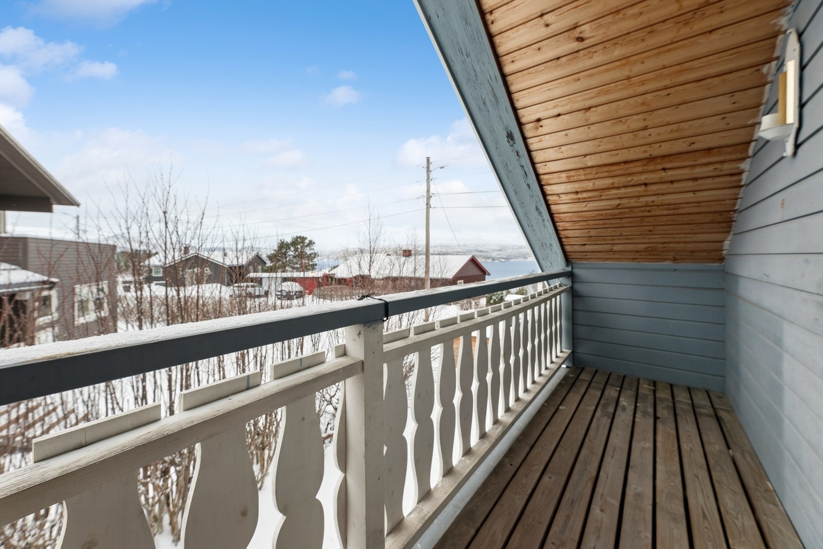 Fra trapperommet er det utgang til en overbygget terrasse på 8 m². Galleribilde