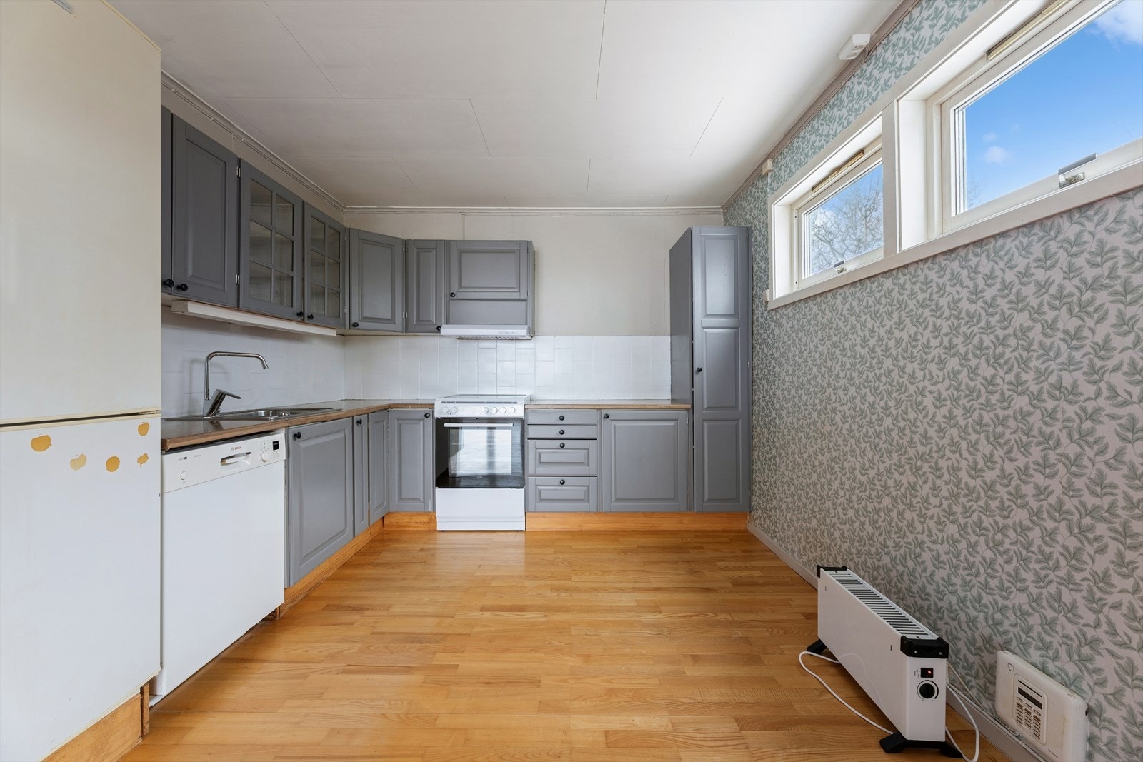 Kjøkkeninnredningen har profilerte fronter og en benkeplate i laminat. Galleribilde