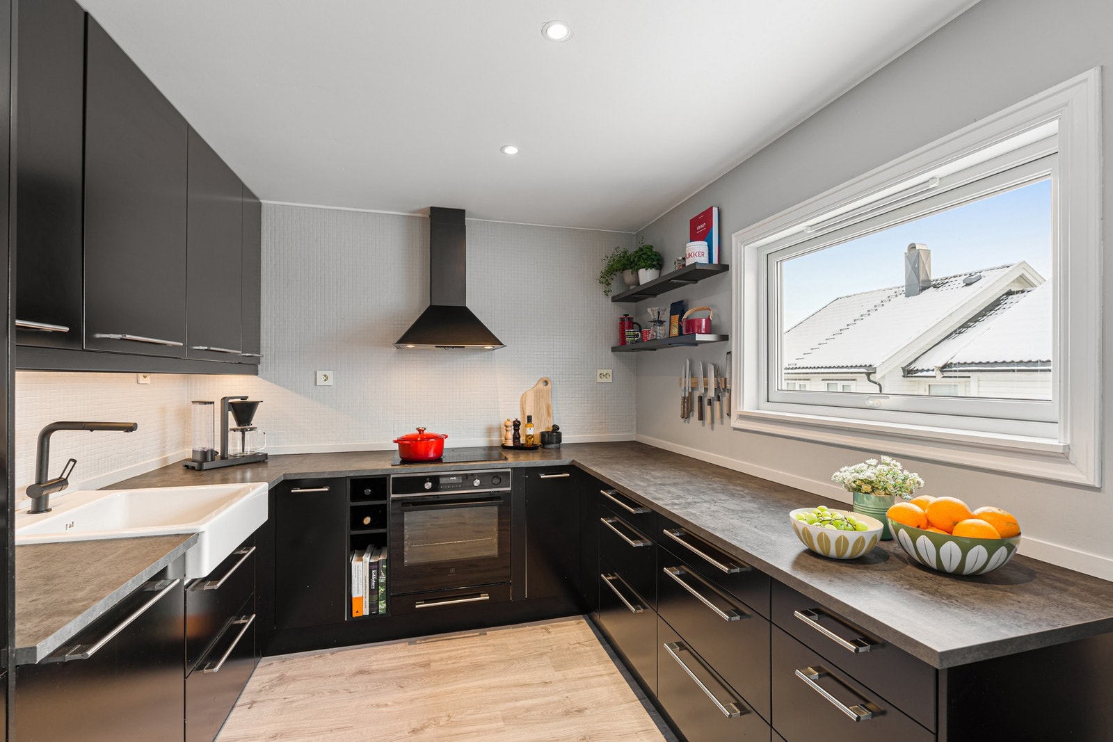 Kjøkkenet er opprinnelig fra 2008, men hvitevarene er nye fra perioden 2017-2023. Galleribilde