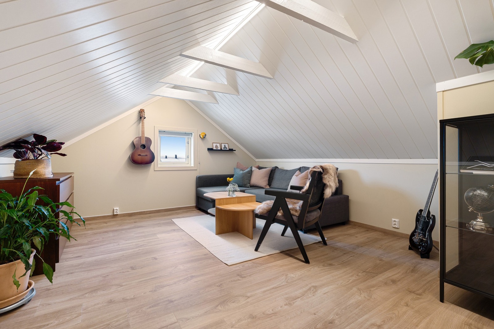 Flott loftstue med et målbart areal på 15 kvm. Loftetasjen er ikke omsøkt, se salgsoppgave. Galleribilde