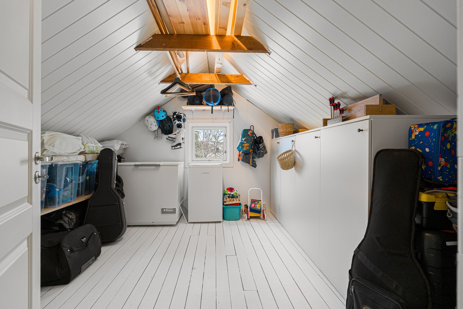 Svært gode oppbevaringsmuligheter i hele loftetasjen. Galleribilde