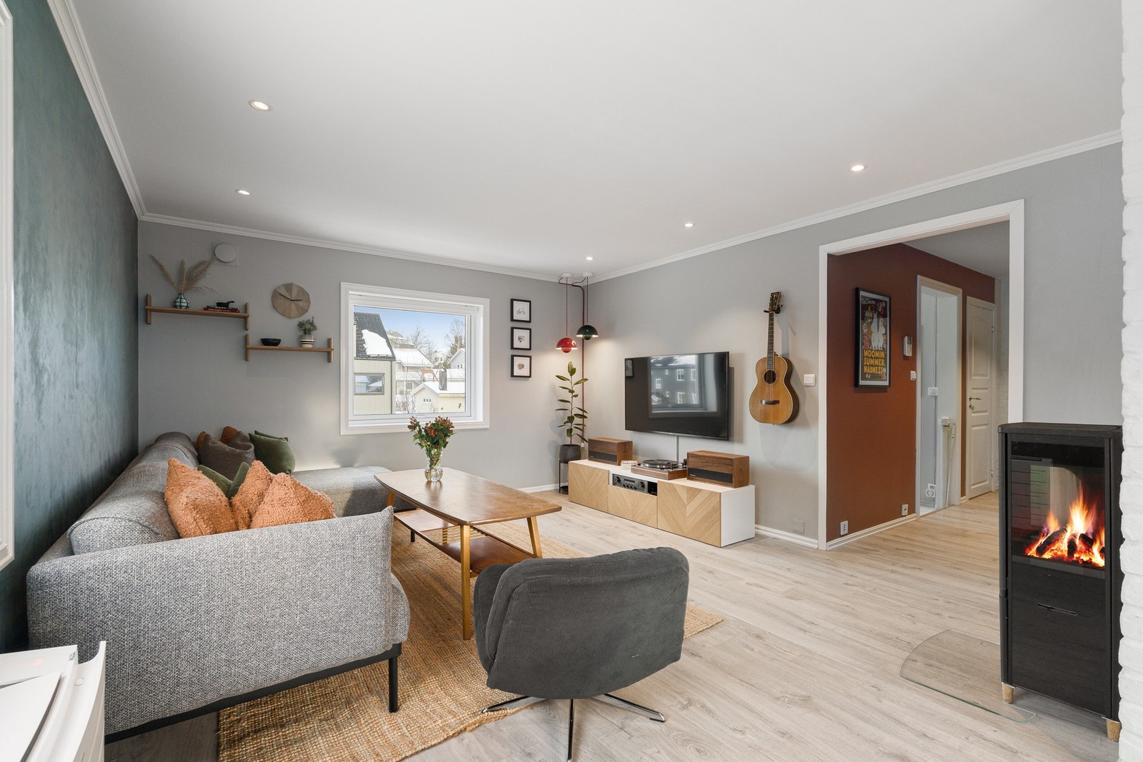 Rommet er malt i tidsriktige og lune farger. Det er god belysning med lysinnslipp fra flere vinkler og downlights i himlingen. Galleribilde