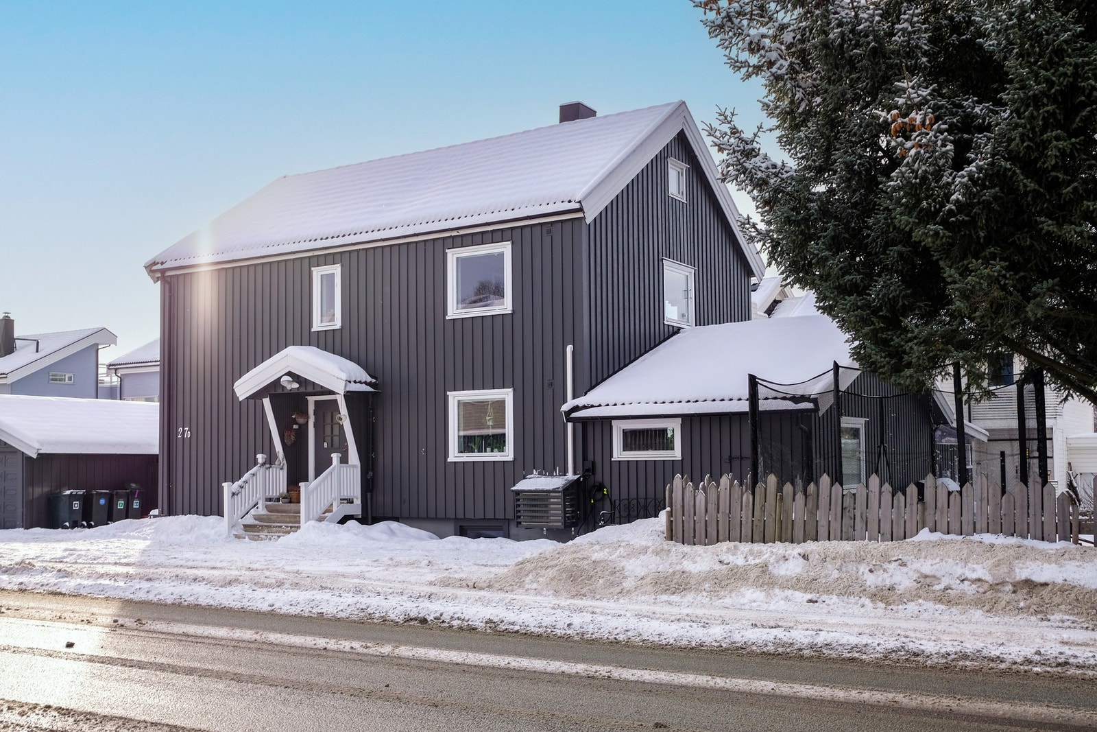 Velholdt halvpart av en horisontaldelt tomannsbolig med sentral beliggenhet på Hallset. Galleribilde