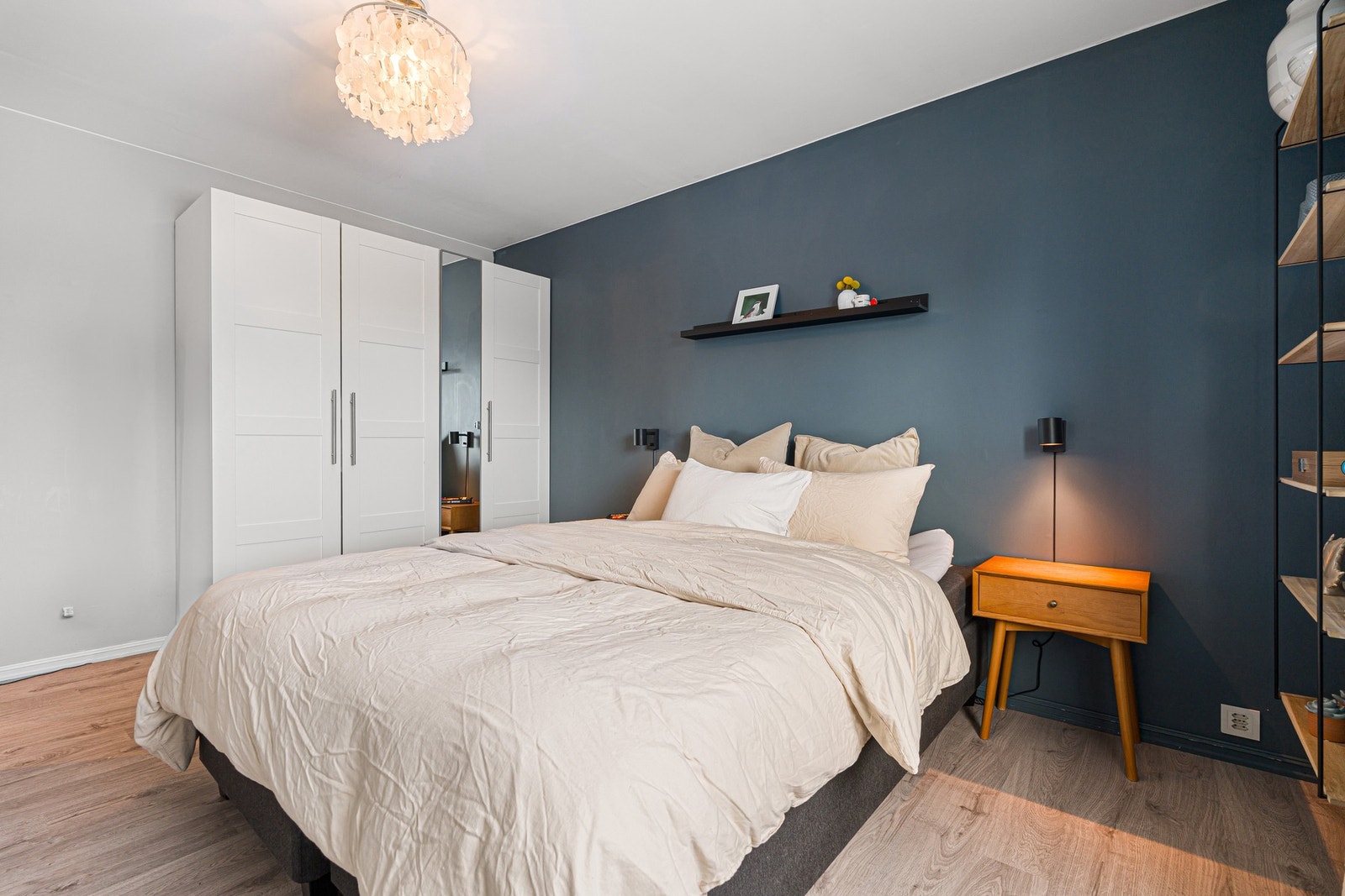 Romslig hovedsoverom på 12 kvm med garderobeskap. Galleribilde