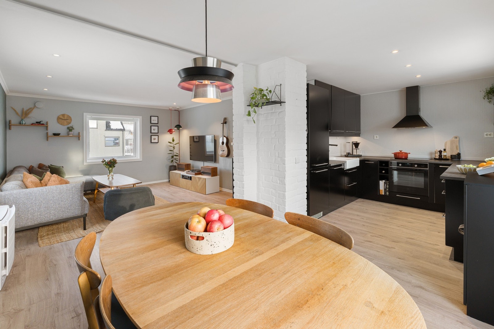 Spisebordet finner sin naturlige plassering, rett ved kjøkkenet. Galleribilde