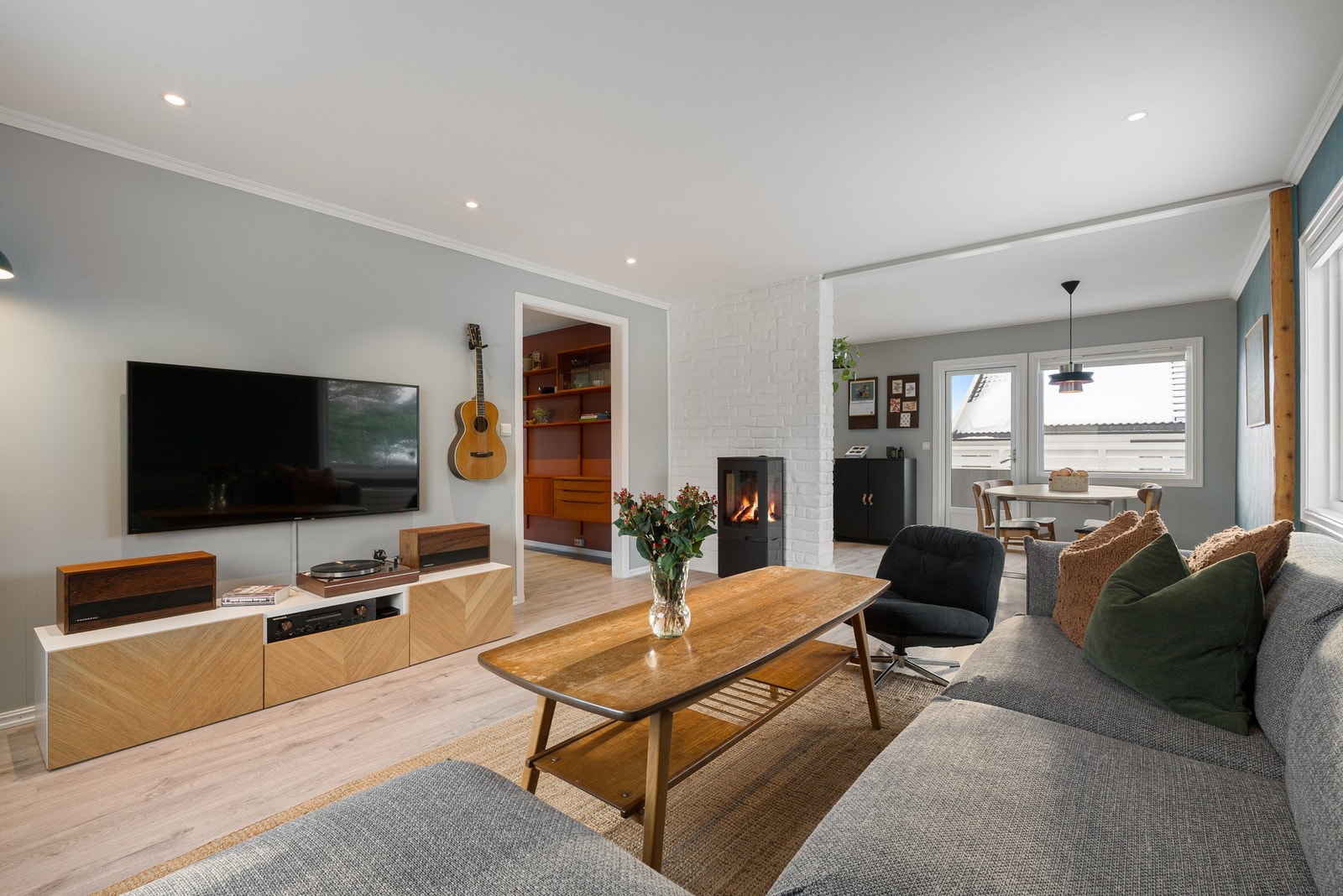 Boligen strekker seg over to plan med stue, kjøkken, 2 soverom og bad i hovedetasjen. Galleribilde