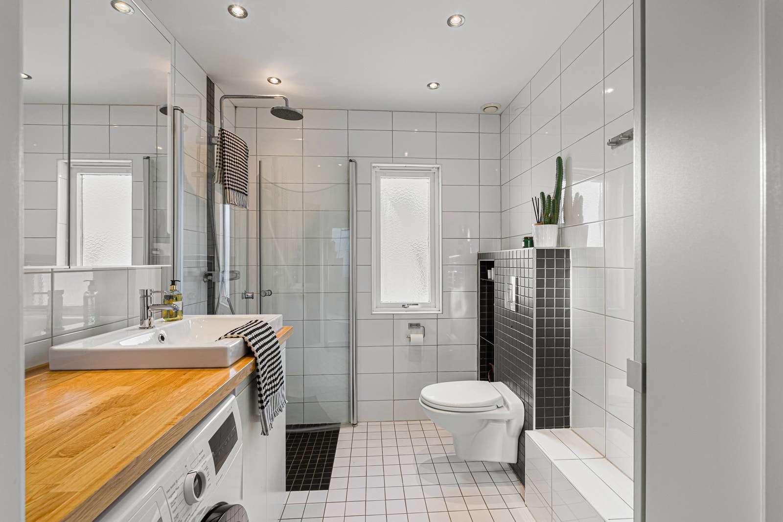 Pent flislagt bad fra 2008 med behagelig gulvvarme. Galleribilde