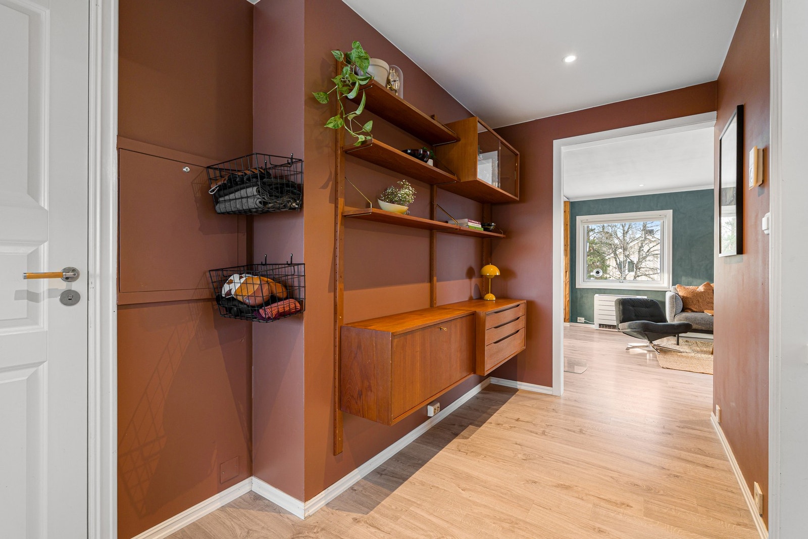 Innbydende entré/gang med muligheter for oppheng av yttertøy. Galleribilde