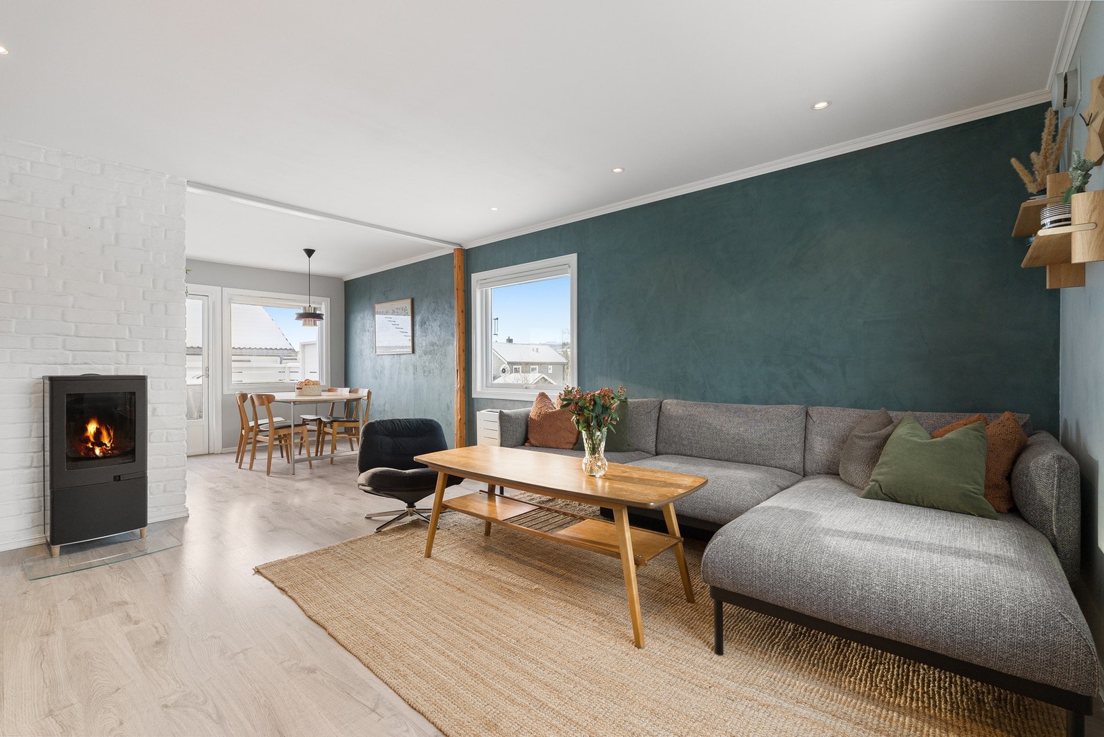 Den delvis åpne stue- og kjøkkenløsningen er på 33 kvm. Galleribilde