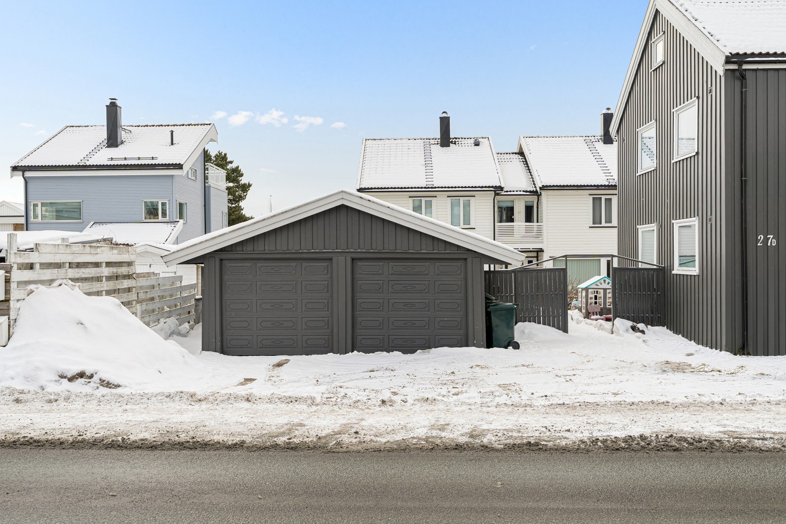 Tilhørende halvpart av garasje er på 26 kvm. Her får du plass til både bil og diverse utstyr. Galleribilde
