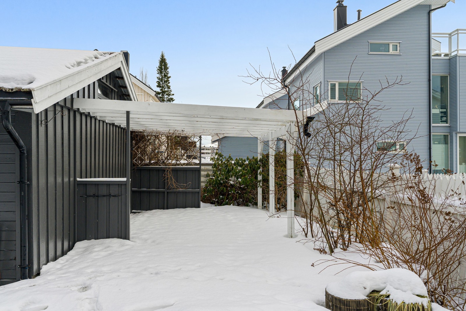 Bak garasjen er det etablert en markterrasse som disponeres fritt av seksjonen. Galleribilde