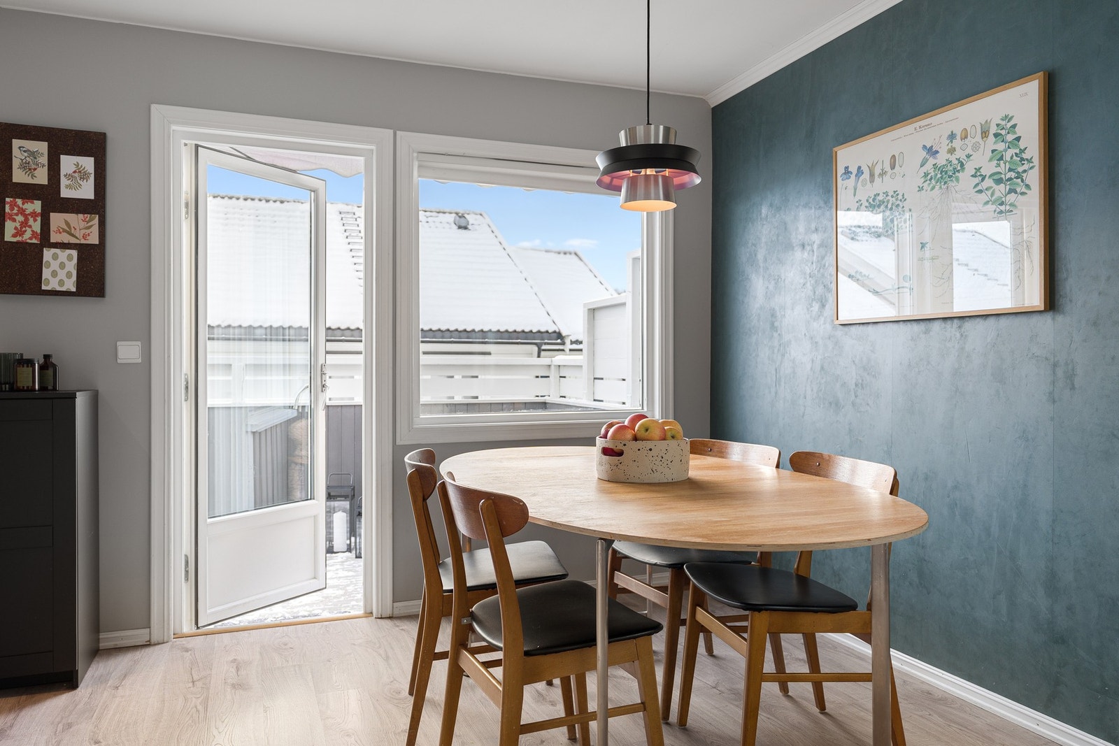 Fra stuen er det utgang til en solrik, sørvestvendt balkong. Galleribilde