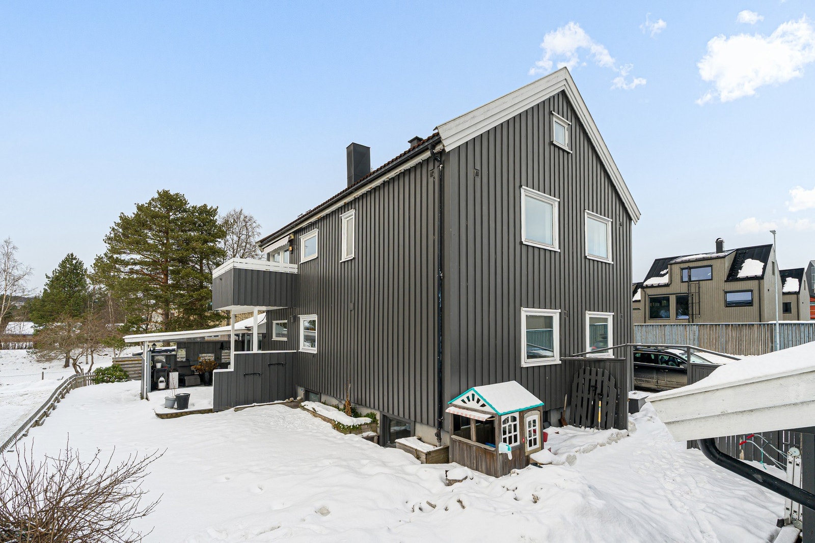 Fasaden er svært velholdt med utbedringer fra 1998-2021. Galleribilde