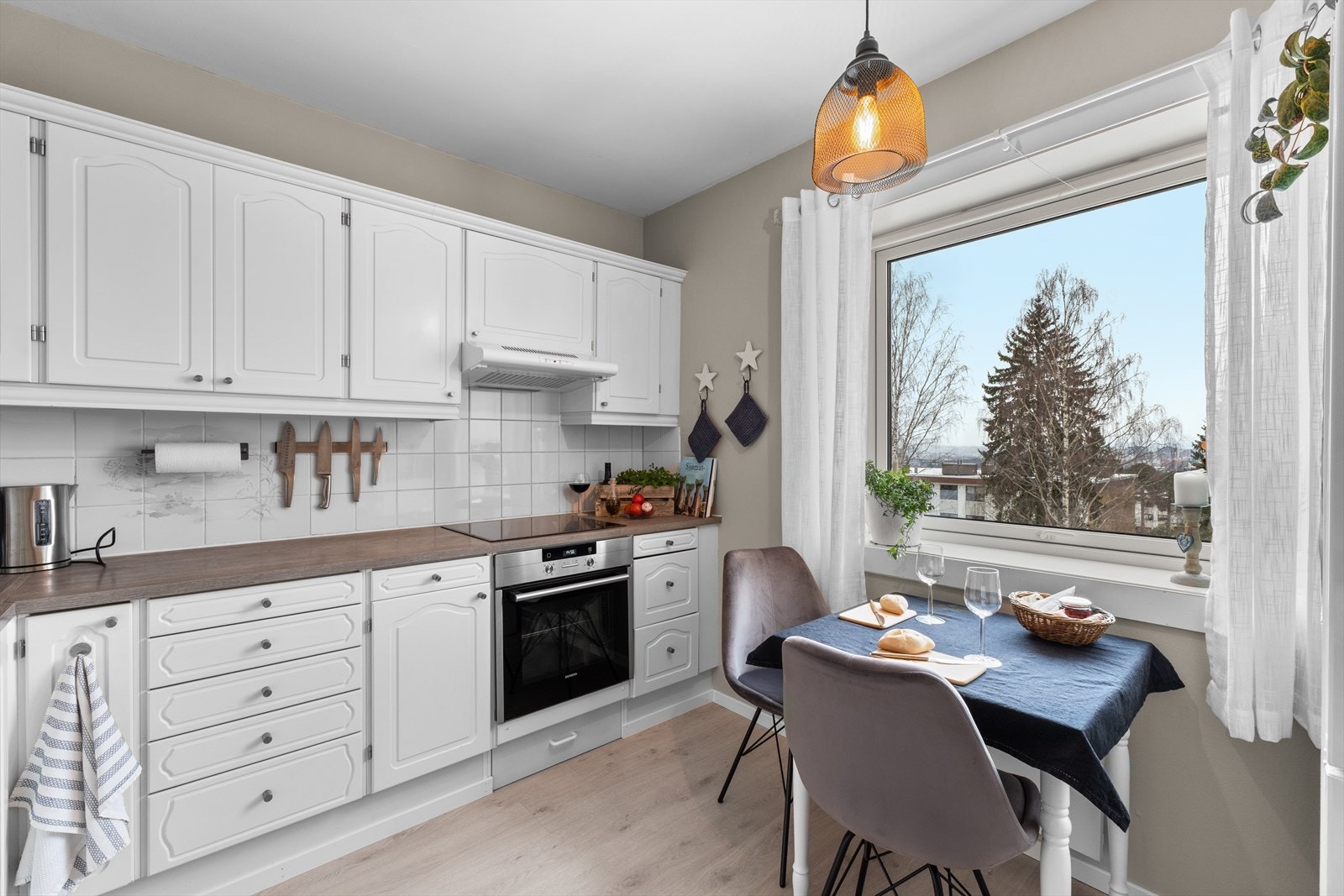 Leiligheten har et separat kjøkken med delvis integrerte hvitevarer. Kjøkkenet har nyere benkeplate i laminat. Galleribilde