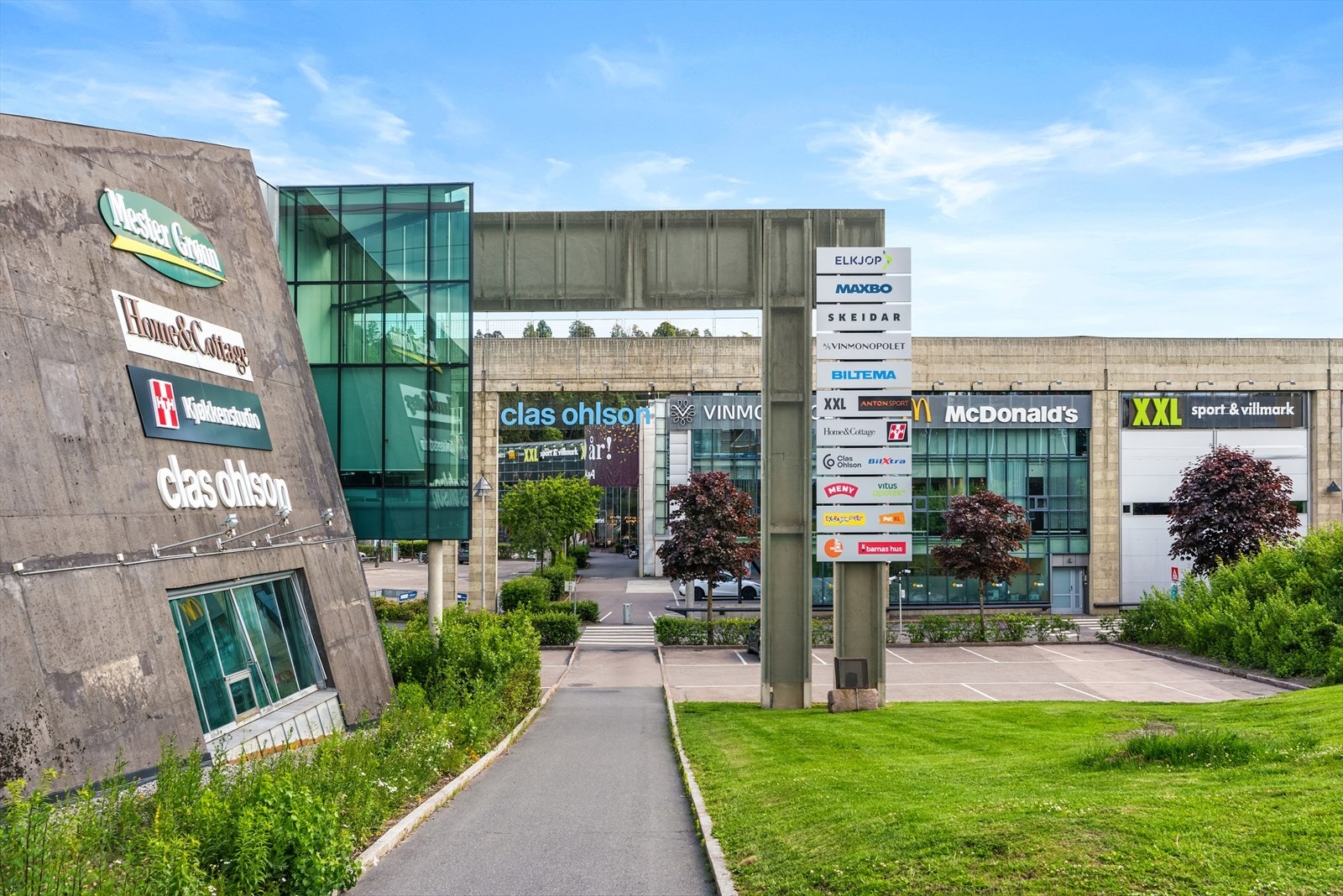 Bussen tar deg også til Alnabru (kun få minutter unna), hvor du finner et bredt utvalg av store kjeder som XXL, Maxbo, Biltema, Clas Ohlson mm. Galleribilde