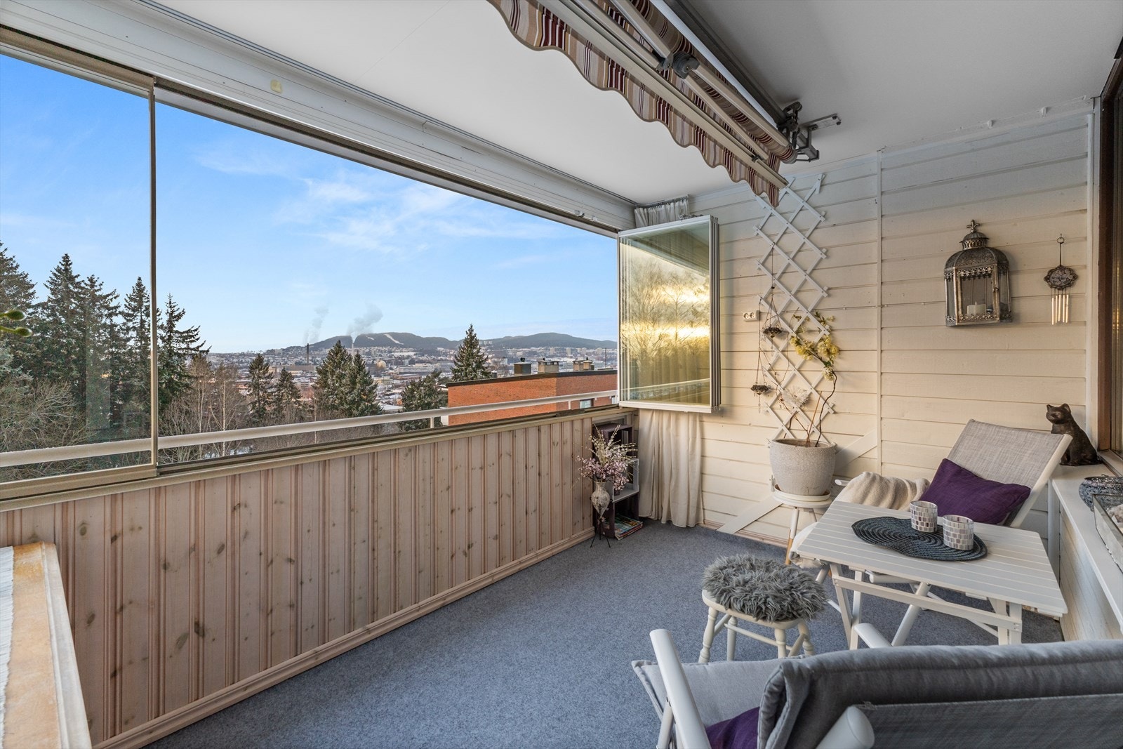 Balkongen er innglasset og har fantastisk utsikt! Galleribilde
