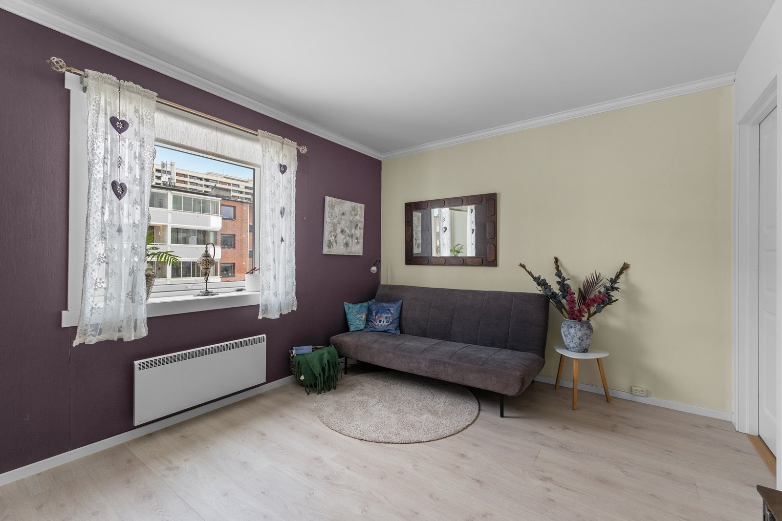 Det andre soverommet er også av god størrelse og har god plass til dobbeltseng og tilhørende garderobeløsning. Galleribilde