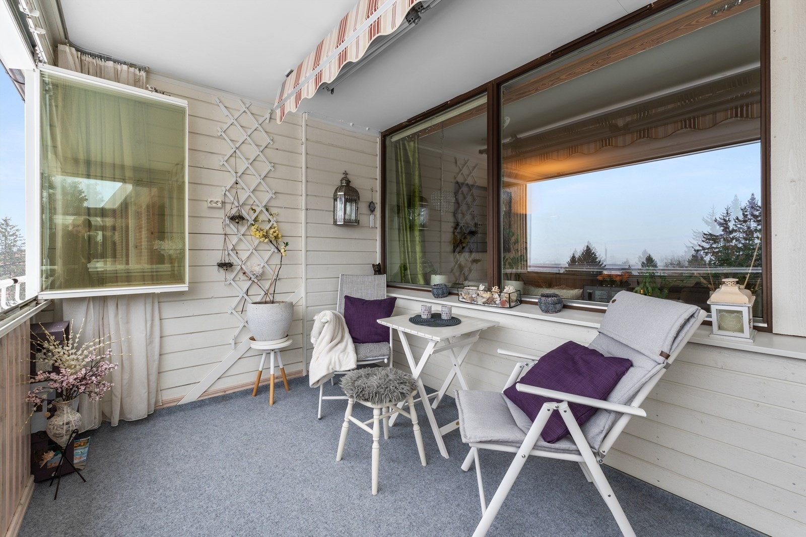 Fra stuen er det utgang til en innglasset balkong med stikkontakt og elektrisk markise. Galleribilde