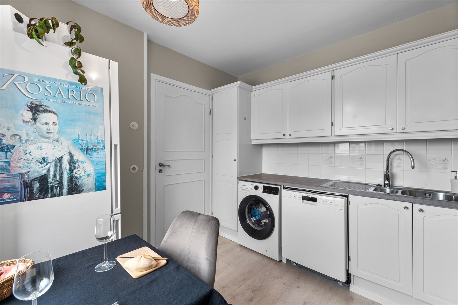 Det er opplegg for vaskemaskin og oppvaskmaskin på kjøkkenet, samt plass til kjøleskap. Galleribilde