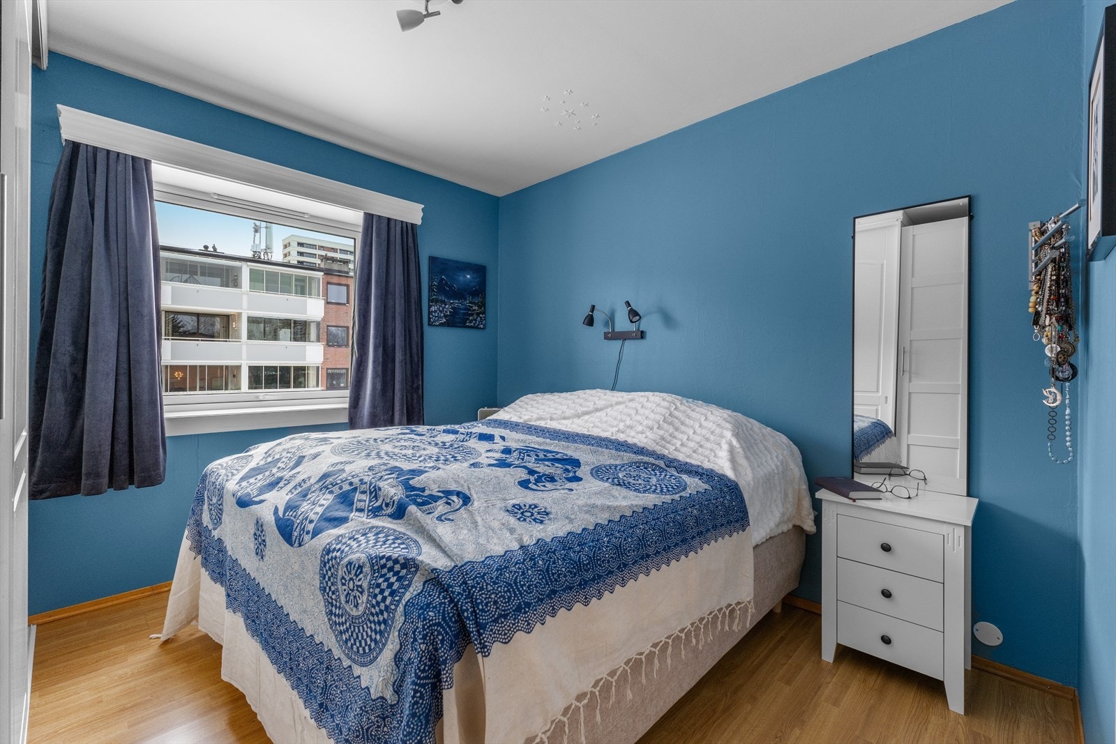 Det er to romslige soverom. Hovedsoverommet har god plass til dobbeltseng og nattbord samt godt med skapplass. Galleribilde