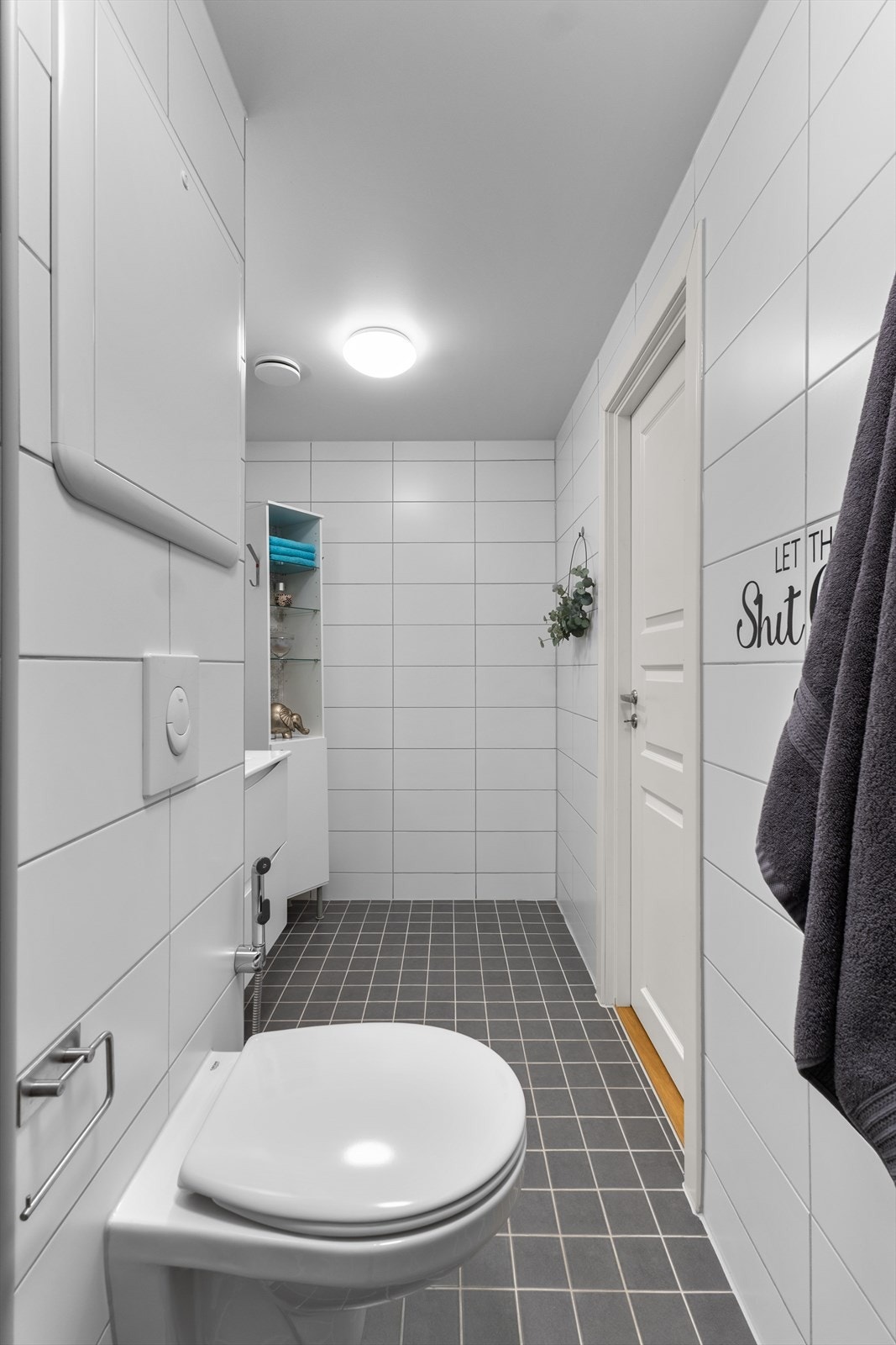 I enden av badet er det opplegg for vaskemaskin og tørketrommel. Galleribilde