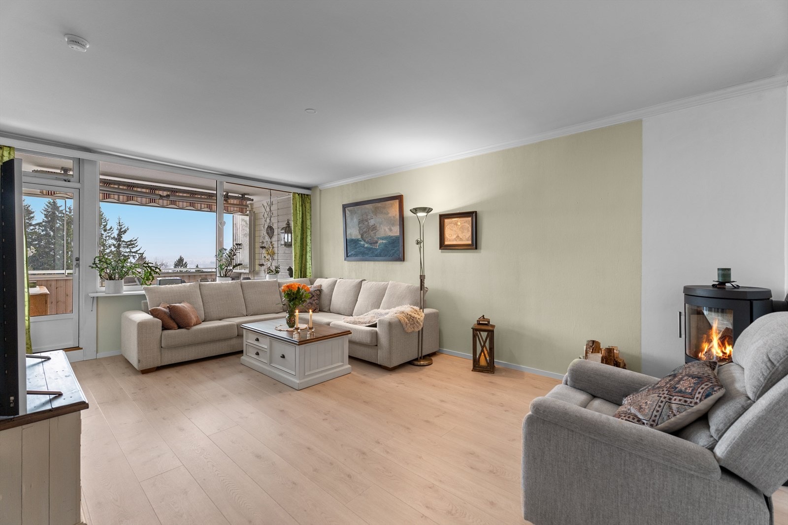 Velkommen til Lavrans vei 30, en gjennomgående 3-roms med peis, innglasset balkong og fantastisk utsikt! Galleribilde