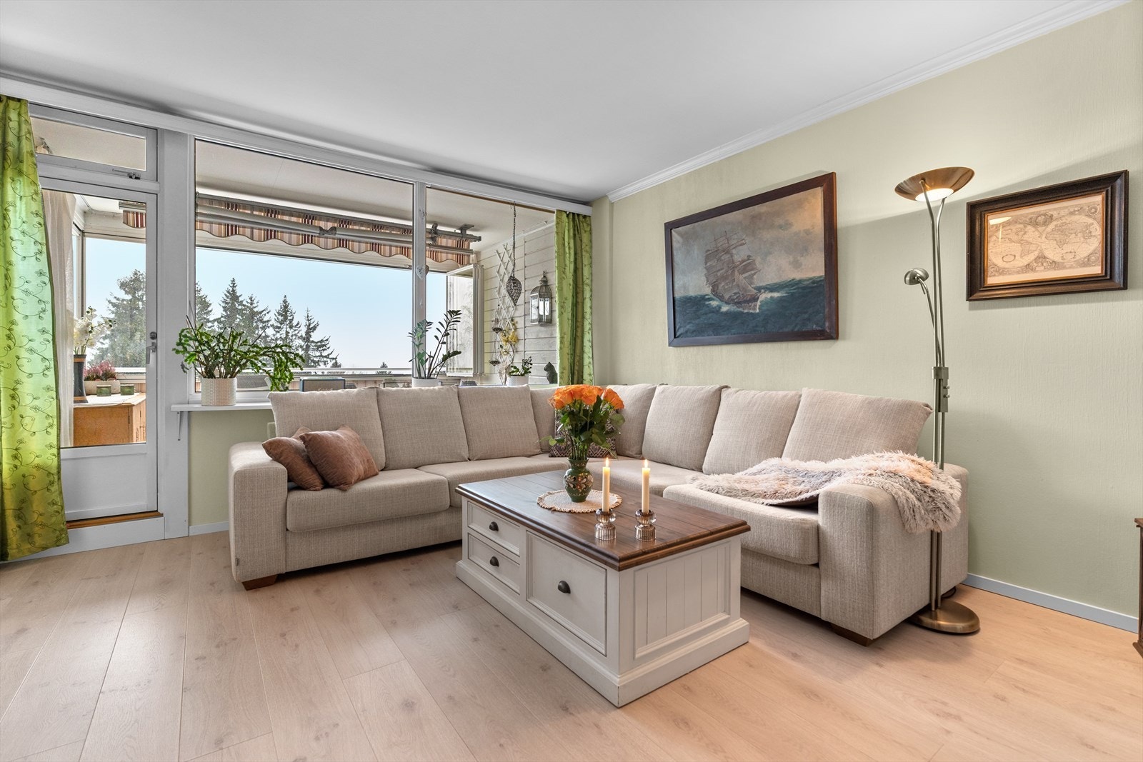 Leiligheten har en romslig og innbydende stue med nyere laminat og malte vegger. Galleribilde