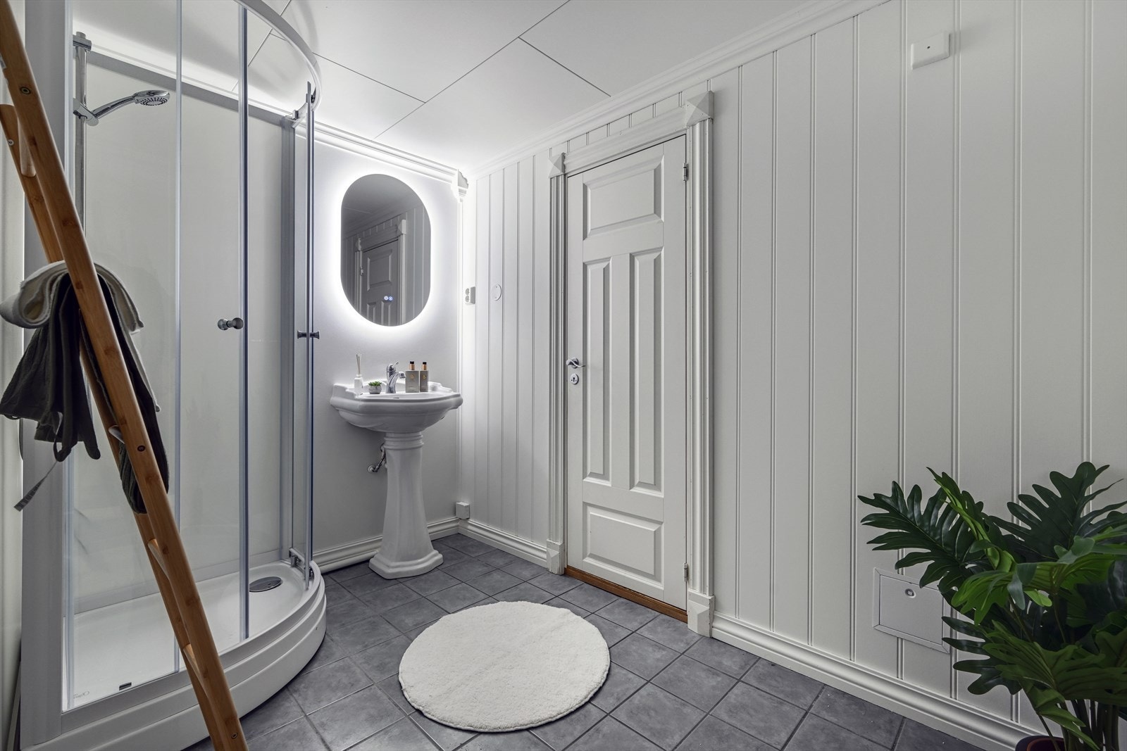 Lyst og pent bad med nymalte vegger, og nytt dusjkabinett. Galleribilde