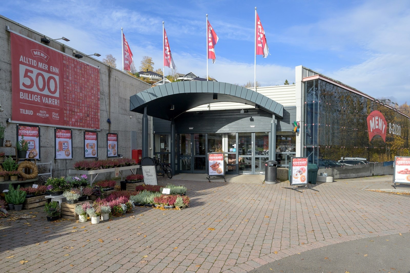 Meny dagligvarebutikk rett oppi bakken. Galleribilde