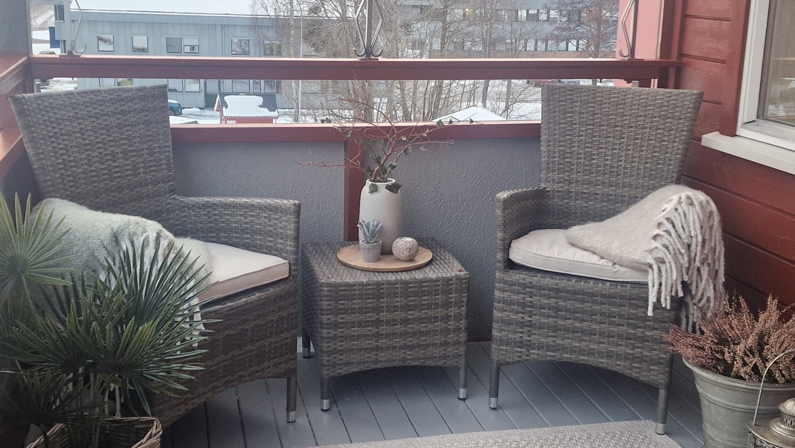 Solrik og overbygget balkong med plass til utemøbler. Galleribilde